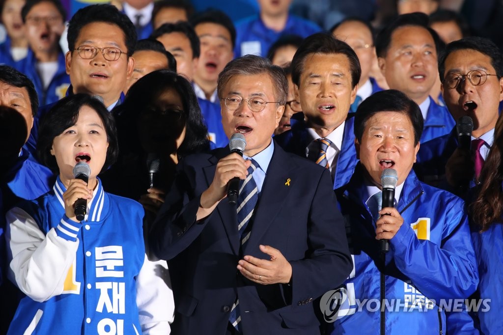 애국가 부르는 문재인