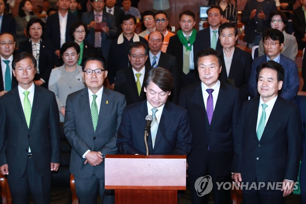 고개 숙인 안철수 후보