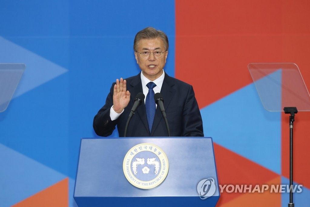 Moon hace su juramento Moon hace su juramento
