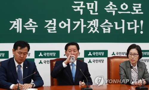 물 마시는 주승용 당대표 대행