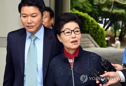 법원 찾은 박근령, 신동욱 씨