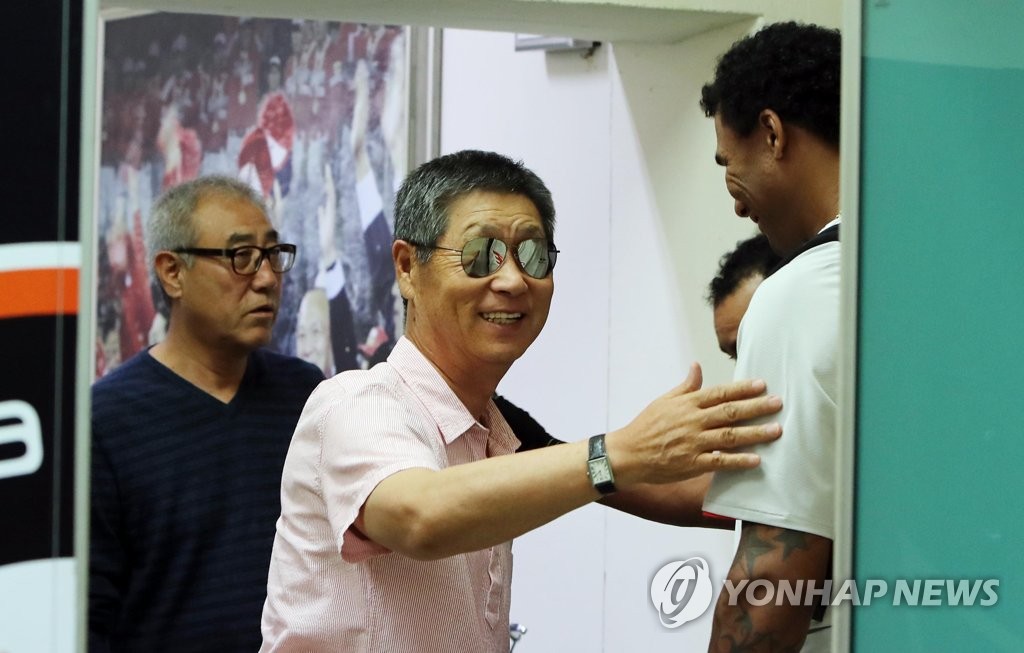 경기장 찾은 김성근 감독