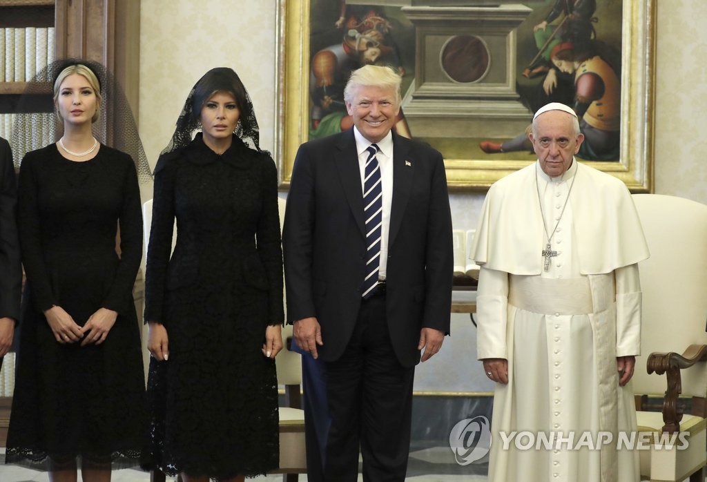 교황과 기념 촬영하는 트럼프 가족