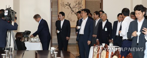 직접 커피 따르는 문 대통령