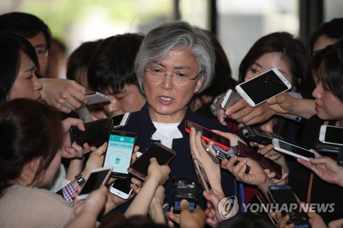 답변하는 강경화 외교장관 후보자