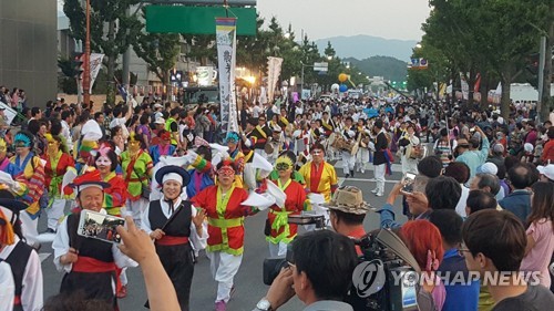 흥겨운 강릉단오제 길놀이