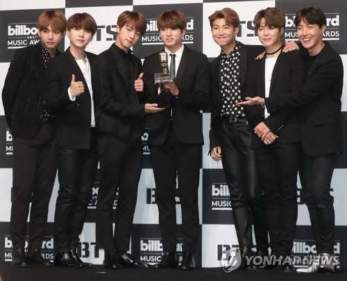 트로피 든 방탄소년단