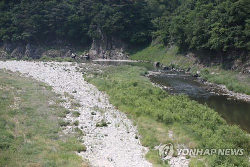 가뭄에 실개천으로 변한 강
