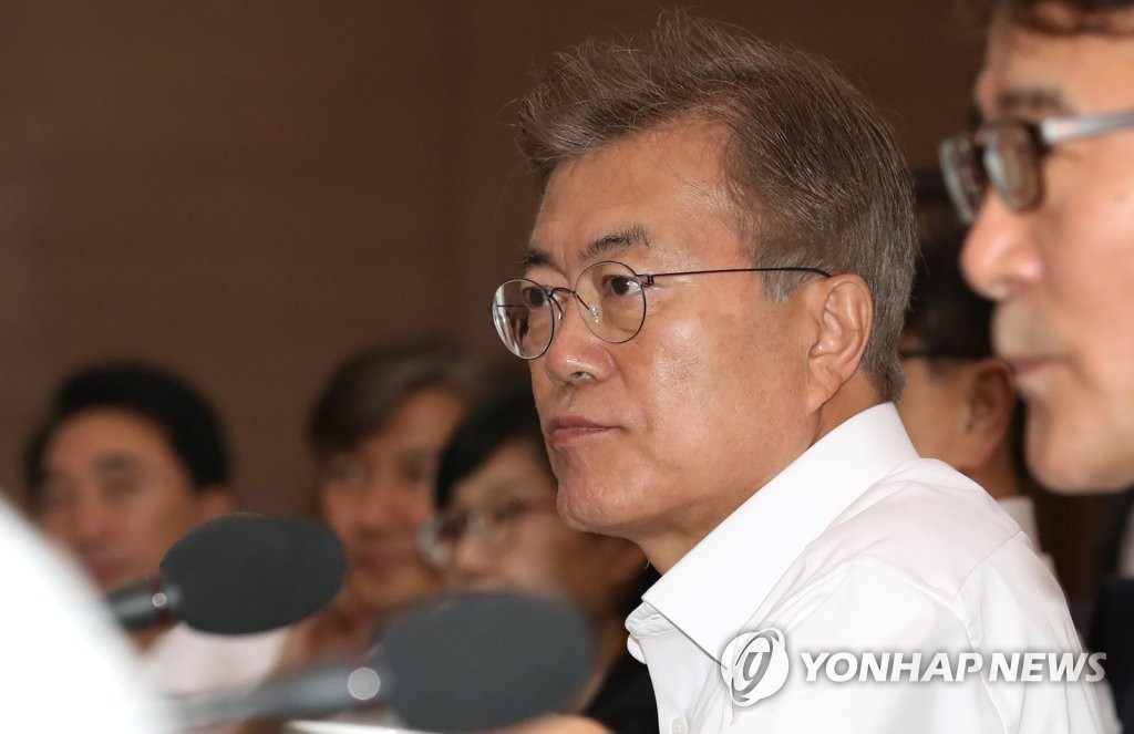 문 대통령, 무거운 표정