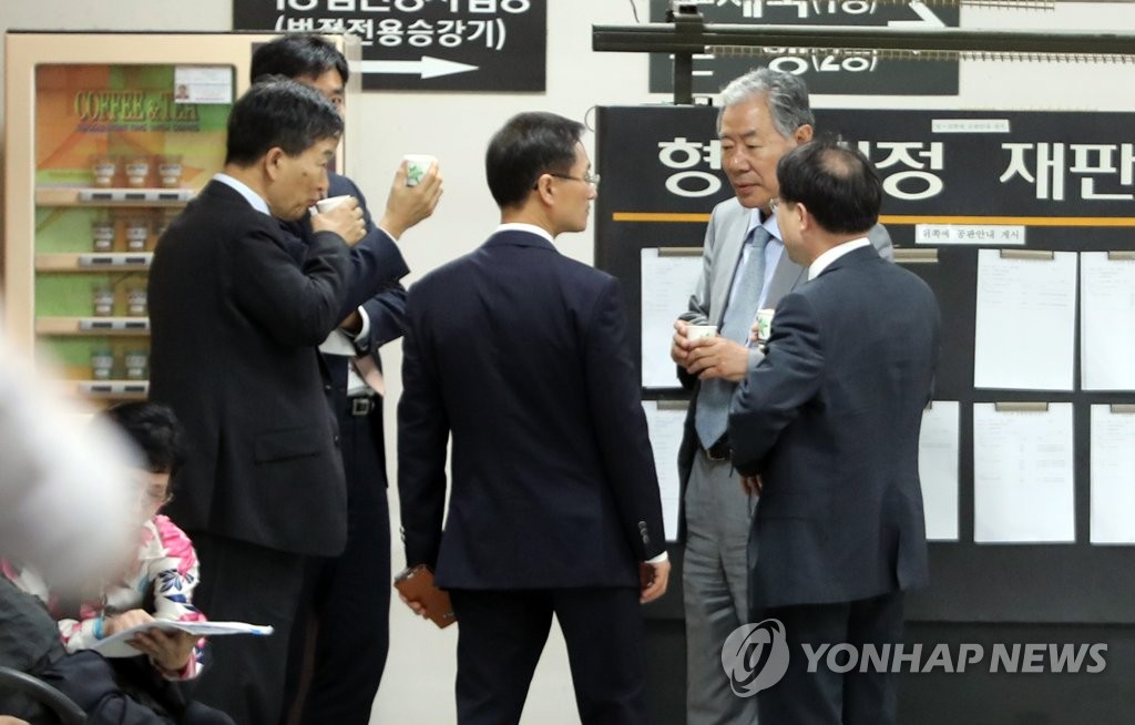 최순실 변호인 '자판기 커피 대화'