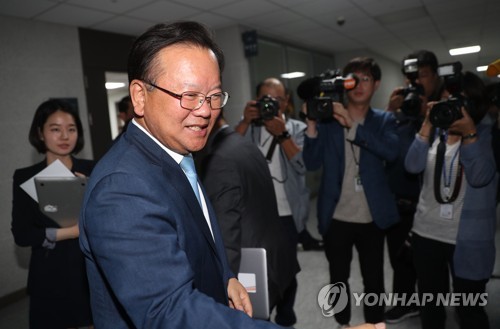 밝은 표정의 김부겸 행자부 장관 지명자