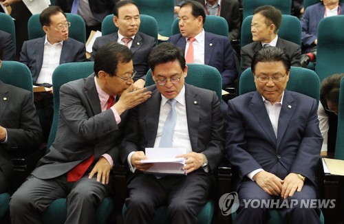 대화하는 한국당 지도부
