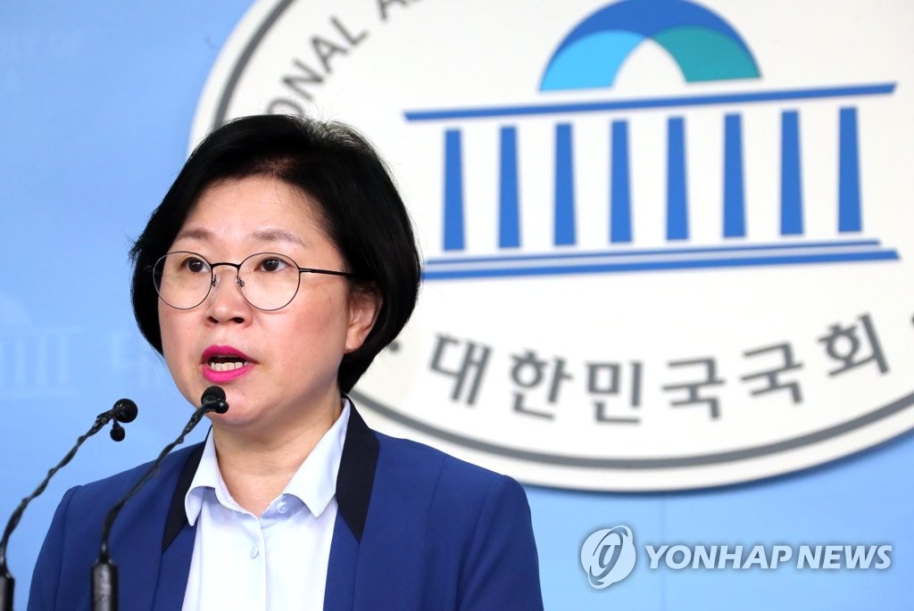 브리핑하는 김현 대변인