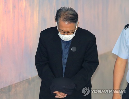 법정 향하는 김기춘