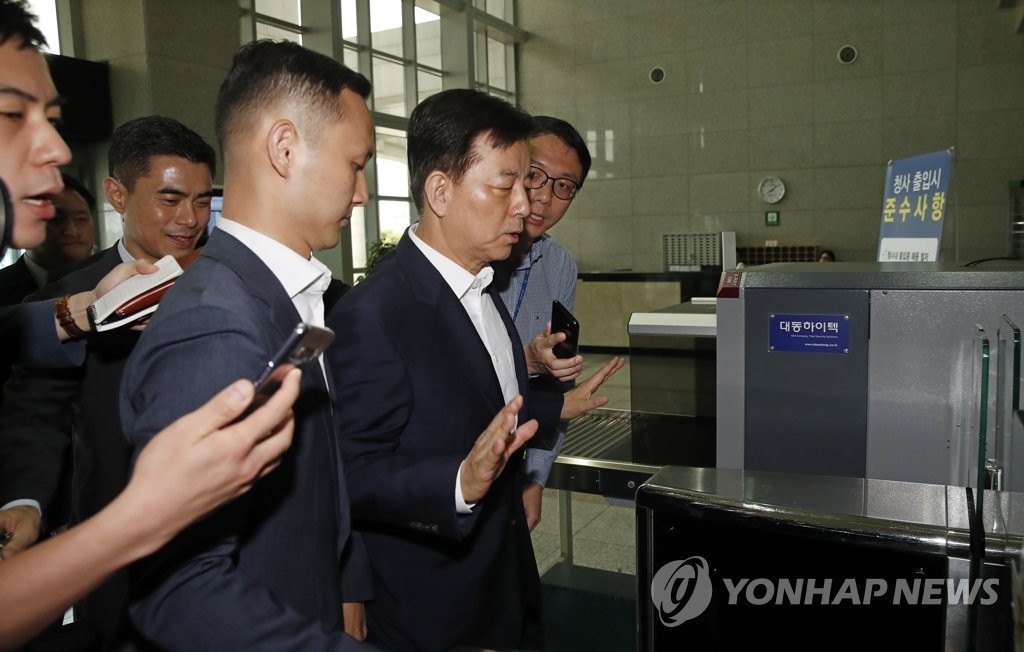 한민구, 취재진 질문에 손사래