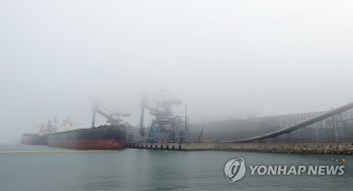 해무에 가린 삼천포화력발전소