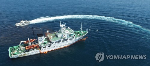 서귀포 해상서 오염방제 훈련하는 함정