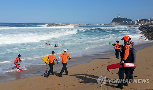 속초서 너울성 파도에 휩쓸린 낚시객 구조
