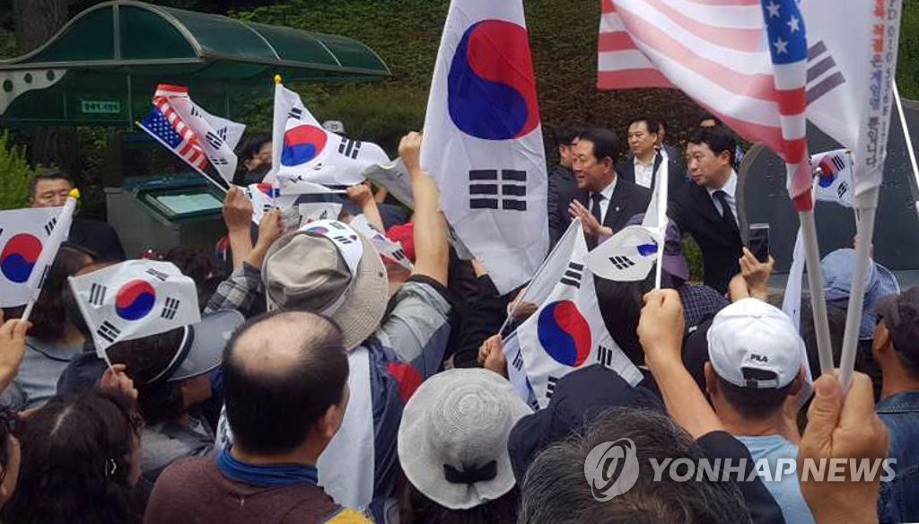 보수단체 항의받는 박주선