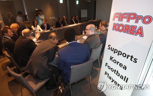 (서울=연합뉴스) 임헌정 기자 = 6월 8일 오후 서울 강남구 역삼동 신라스테이에서 열린 국제축구선수협회(FIFPro) 아시아·오세아니아 지역 총회에서 한국지부 발족을 위한 안건이 논의되고 있다. 2017.6.8 kane@yna.co.kr