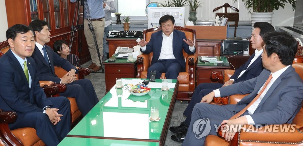 정무위 간사단 대화