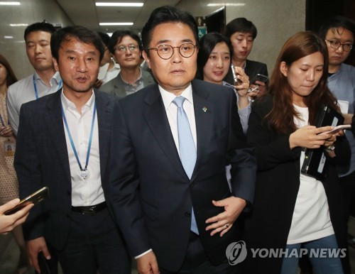 정우택 찾은 전병헌 정무수석