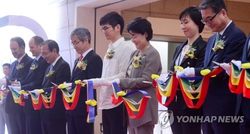 테이프 커팅하는 김정숙 여사