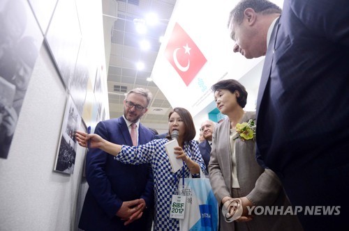 한국 전쟁 참전 터키군 사진전 감상하는 김정숙 여사