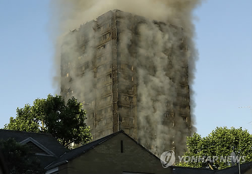 런던 27층 아파트서 큰 불…붕괴위험 속 참변 우려
