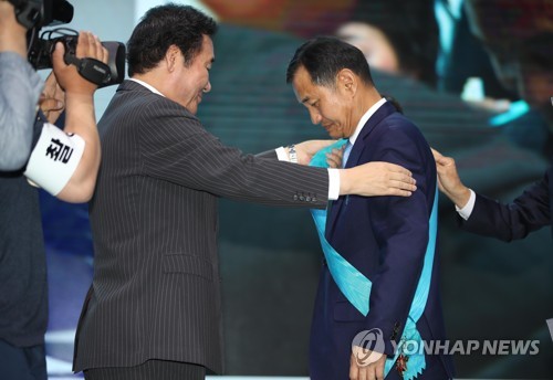 발명의 날 기념식서 훈포장 수여하는 이총리