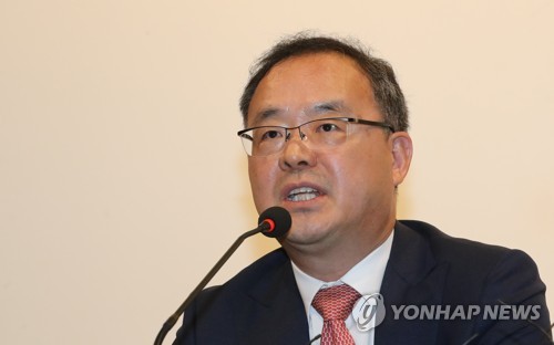 슈틸리케 경질 발표하는 이용수