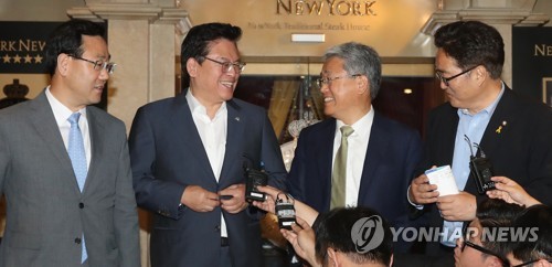 화기애애한 여야 원내대표들?