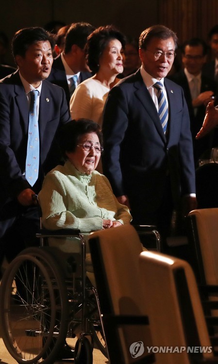 이희호 여사와 입장하는 문 대통령 내외