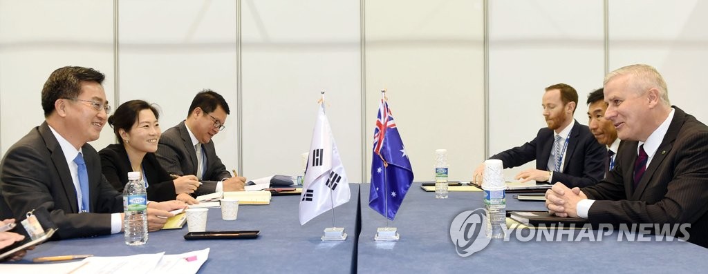 호주 중소기업 장관과 면담하는 김동연 부총리