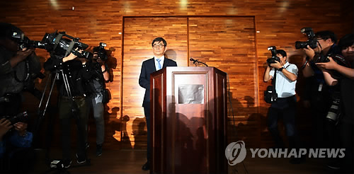 굳은 얼굴의 안경환