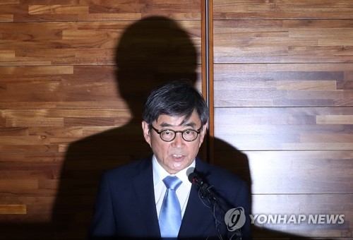 입장 밝히는 안경환