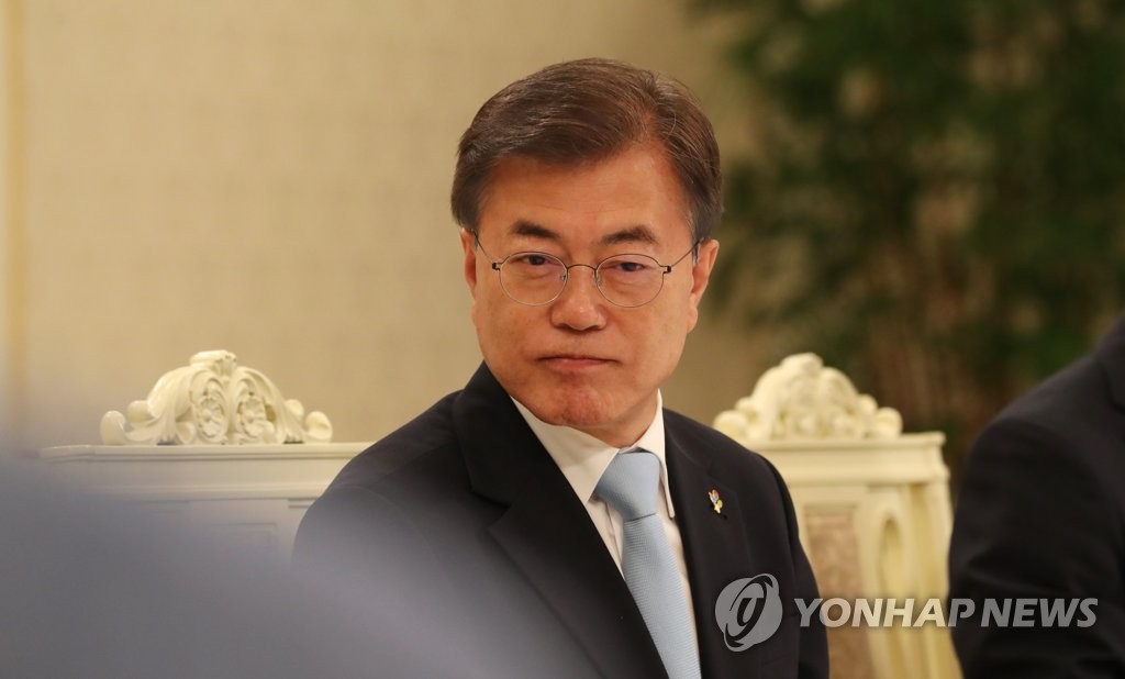 장관 발언듣는 문 대통령