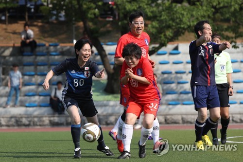 볼 다투는 한ㆍ일 국회의원