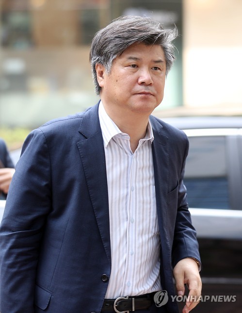 출근하는 조대엽 후보자