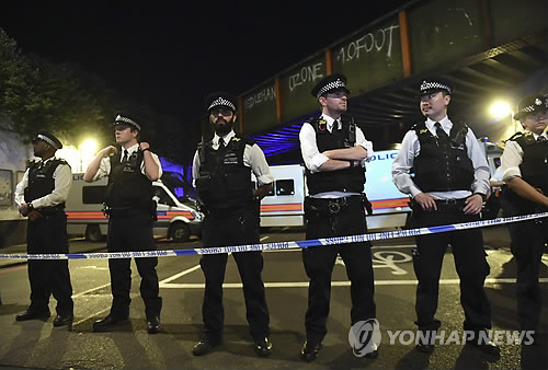 이번엔 모스크 인근서 차량 돌진…런던경찰, 용의자 1명 체포