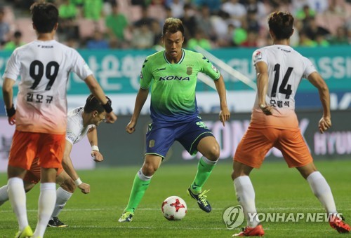 갈팡질팡 전북 김신욱