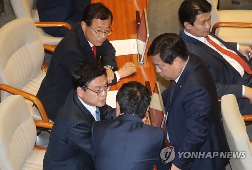 대화하는 자유한국당 지도부