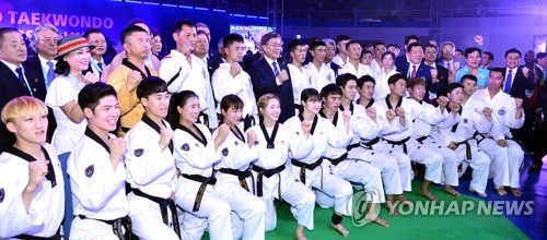 문 대통령, 한국-북한 태권도시범단과 파이팅!