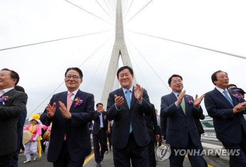 삼도대교 개통 축하하는 참석자들