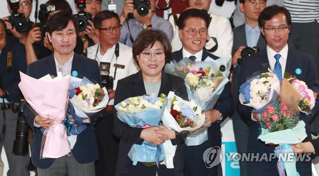 꽃을 든 지도부