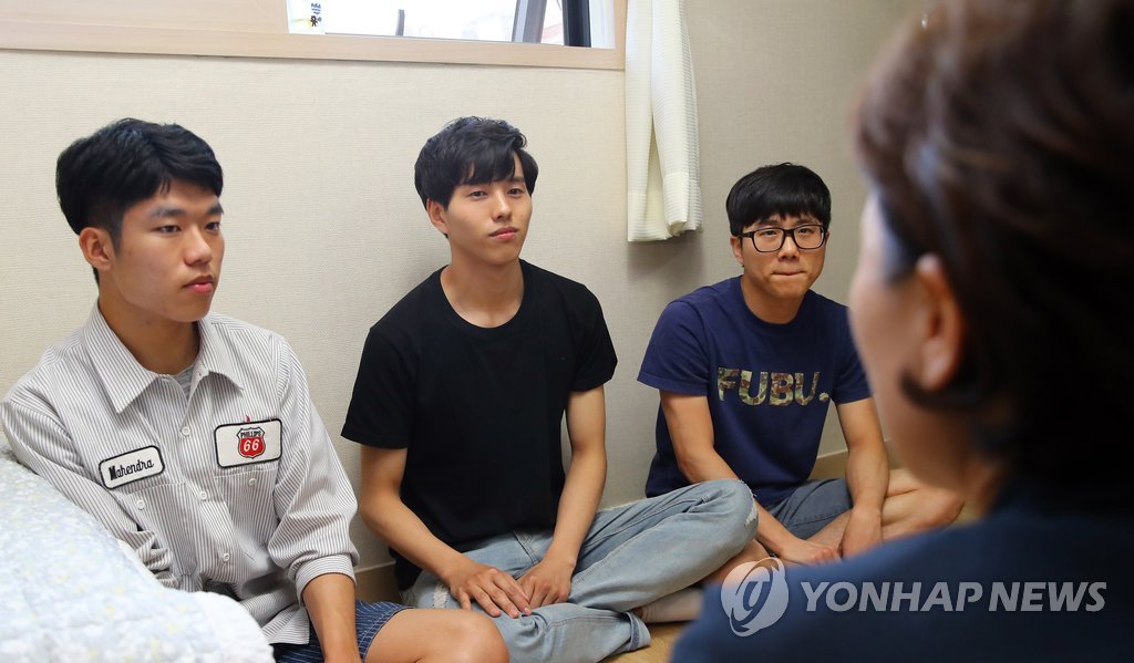 임대주택 청년들과 대화하는 김현미 장관