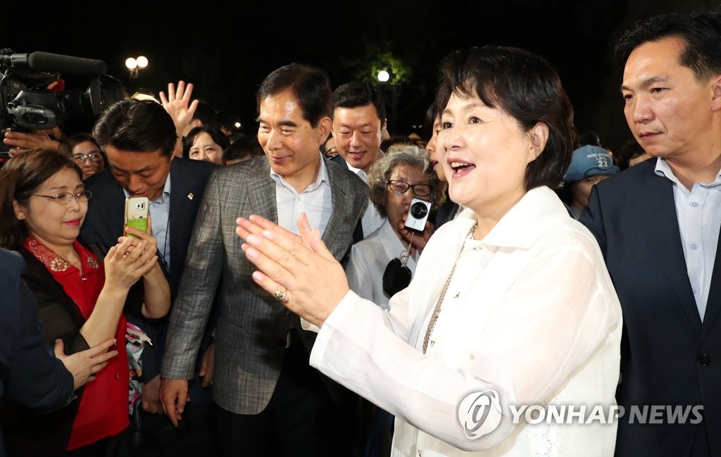 시민들에게 인사하는 김정숙 여사