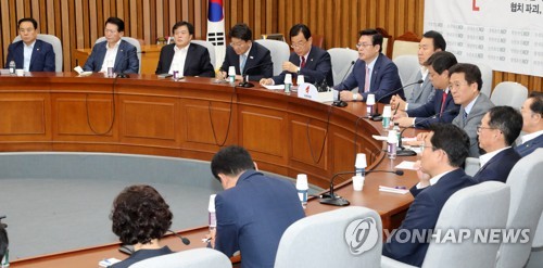 정우택, 원내대책회의 주재