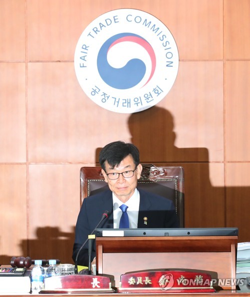 전원회의 주재하는 김상조 위원장