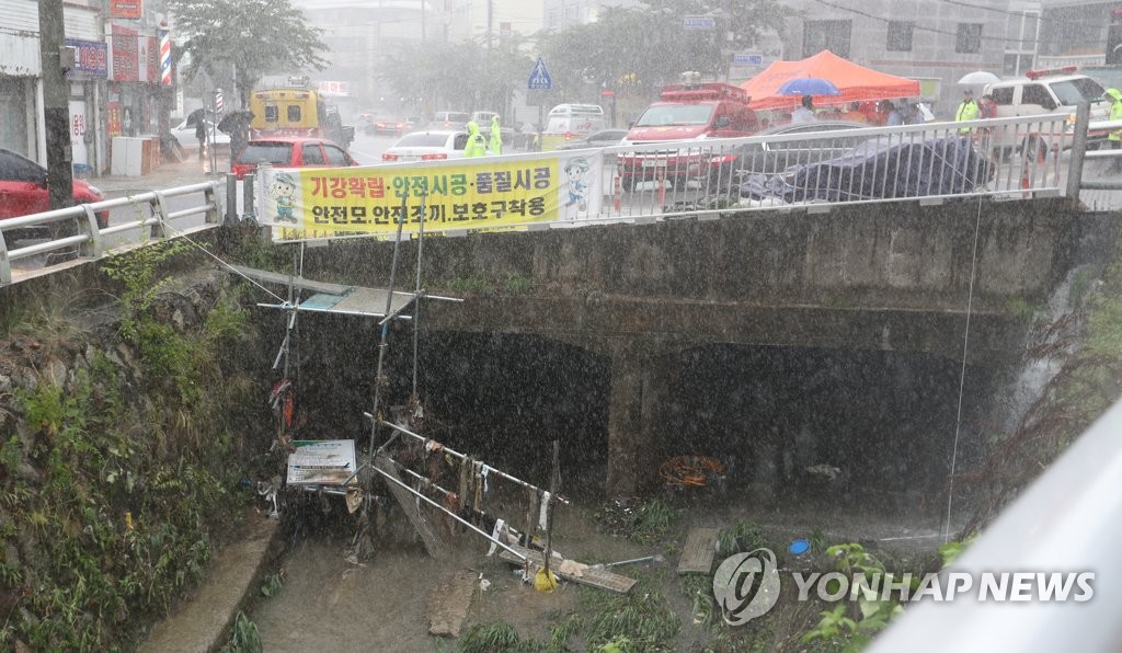 하천 공사 중 3명 실종…계속되는 폭우